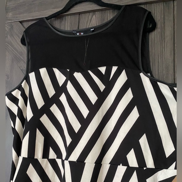 Black & White MXM sleeveless peplum top with mesh upper, NWT, sz 3X - Picture 5 of 6
